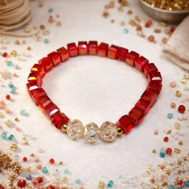 أسوارة خرز أحمر مربّع مع فواصل شفافة