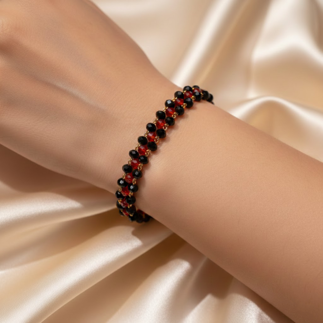 الأسوارة المصنوعة يدوياً من الكريستال الأسود والأحمر بلمعة ملكية من تشكيلة متجر أميز شي.
