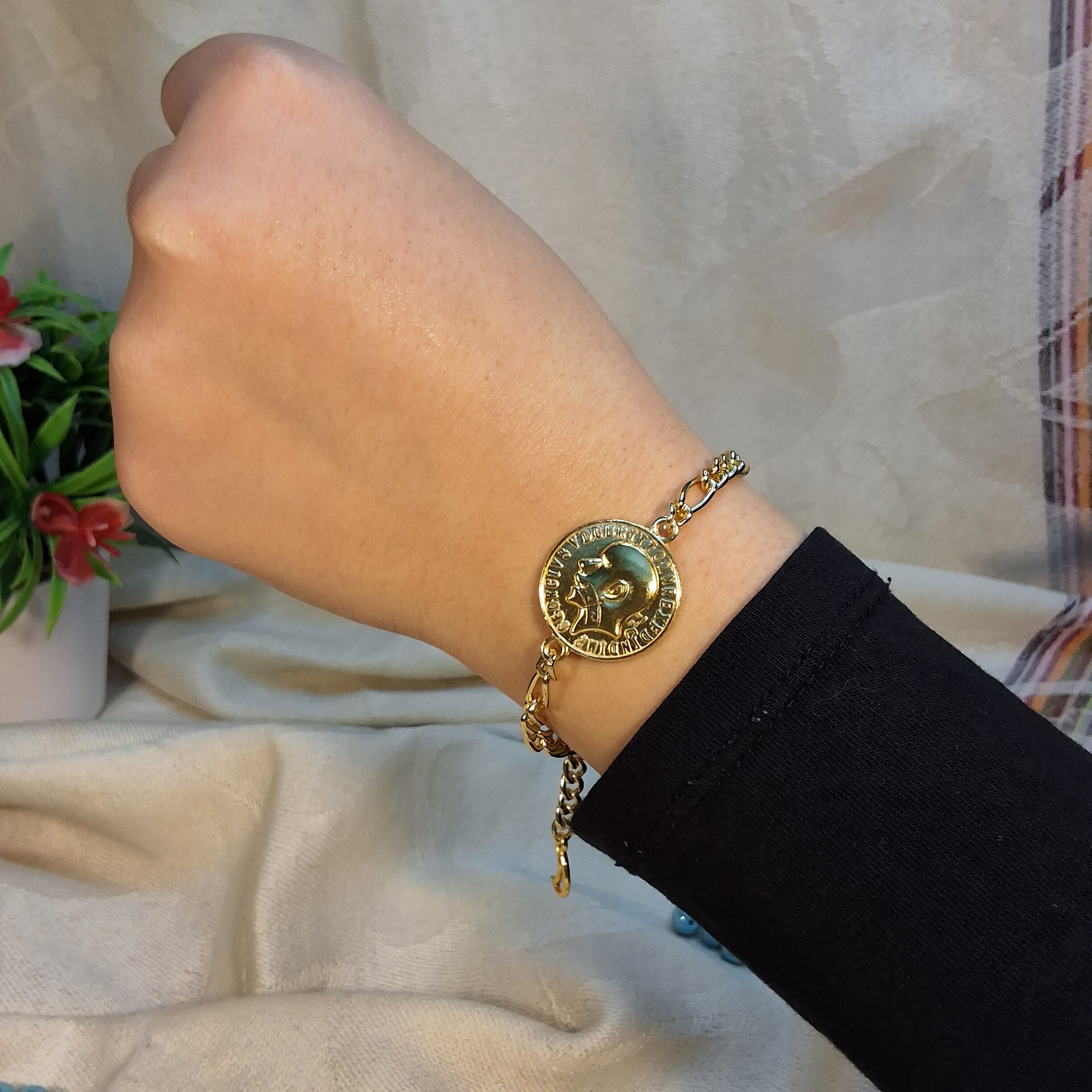 أسوارة ليرة ذهبية بتصميم كلاسيكي - الصورة 2
