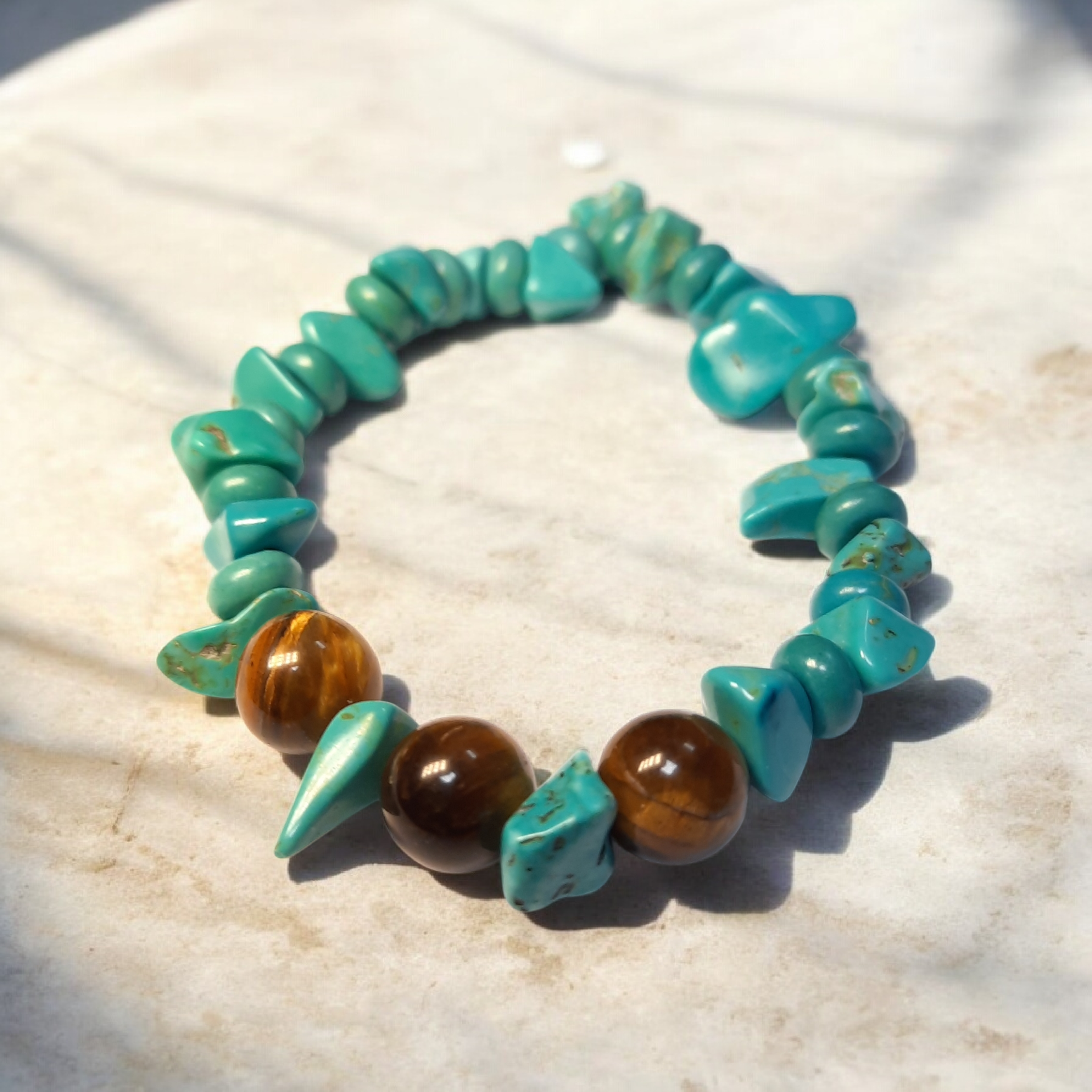 أسوارة أنيقة من أحجار الفيروز مزينة بحجر عين النمر