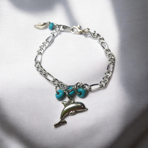 أسوارة فضي بتعليقة دلفين مزينة بخرز فيروزي
