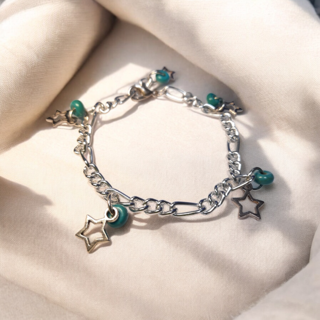 أسوارة جنزير ناعم فضية بتعليقات نجوم وخرز فيروزي