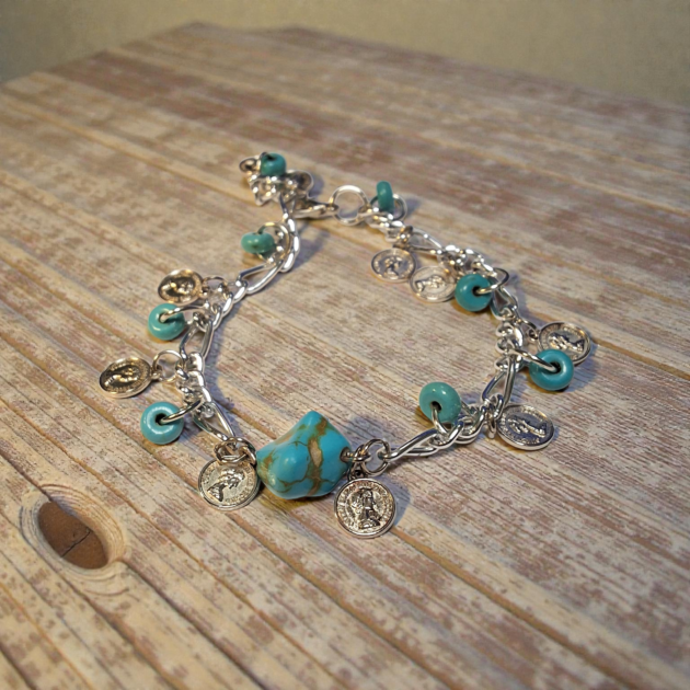 سوار فضة بتعليقات فيروزية وحجر تركواز طبيعي – تصميم أنيق بطابع بوهو نسائي