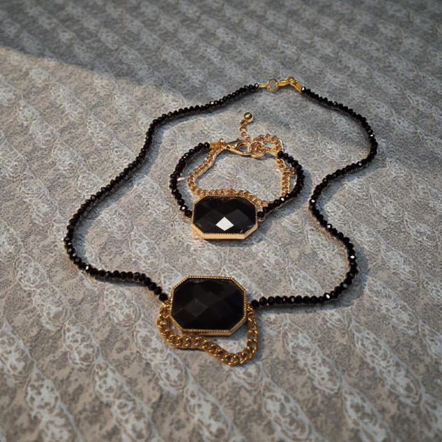 طقم أسوارة وطوق من الخرز الأسود مطعم بالذهبي بأحجار مركزية مضلعة