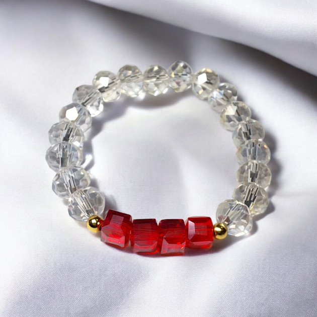 أسوارة كريستال شفاف مع خرز أحمر ولمسات ذهبية