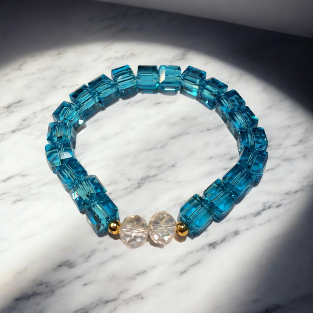 أسوارة كريستال أزرق مربّع مع فواصل شفافة