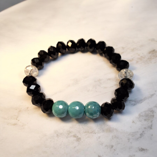 أسوارة خرز أسود مع حبات فيروز بتصميم متوازن