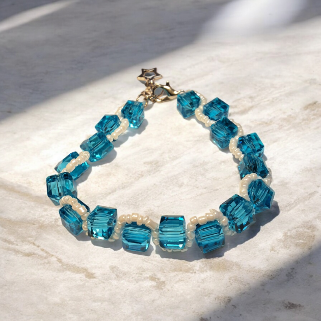 أسوارة كريستال أزرق مربّع بتصميم أنيق