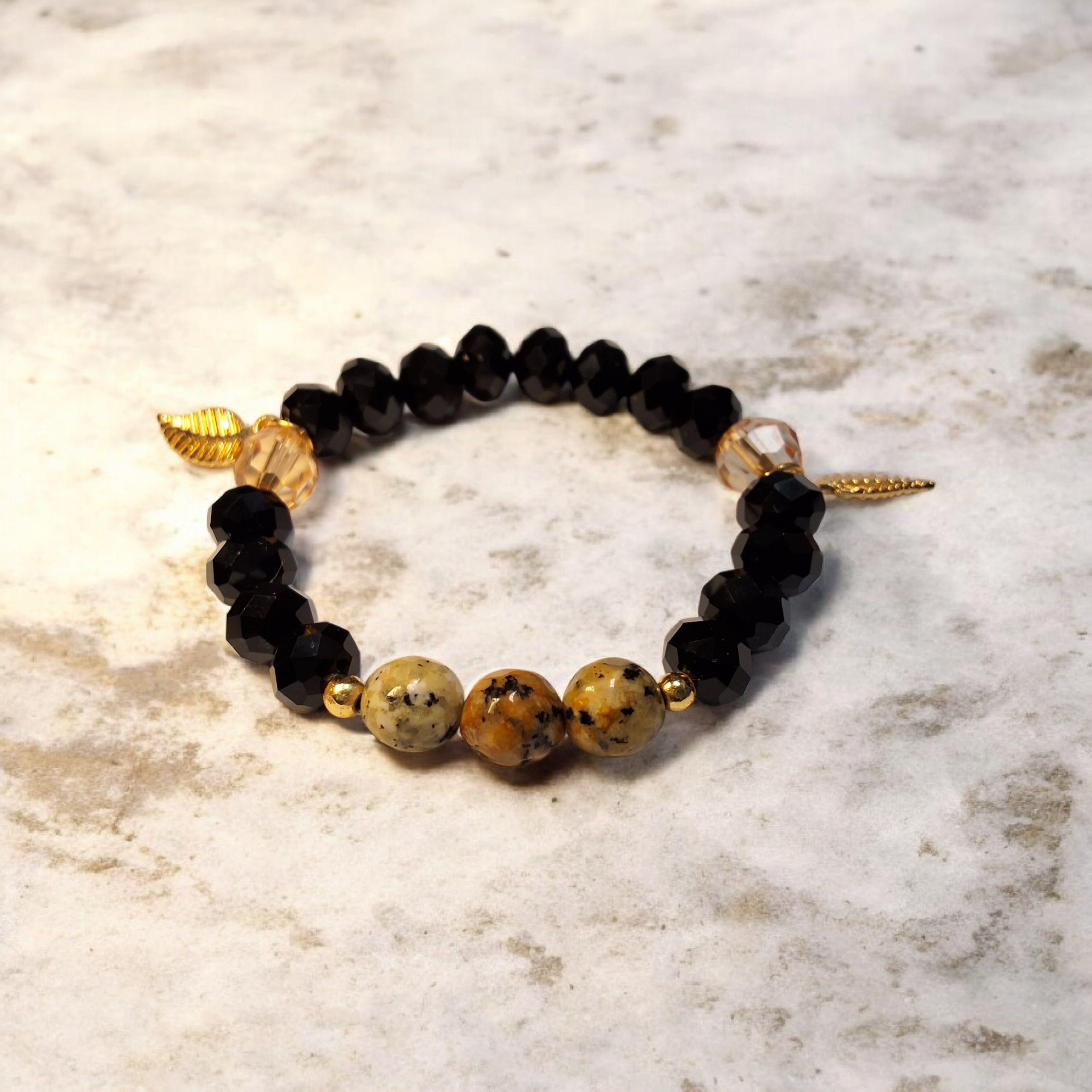 أسوارة خرز أسود مع حجر طبيعي