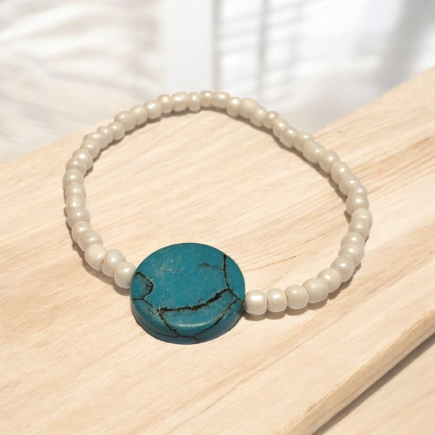 أسوارة خرز أبيض مع حجر فيروزي دائري