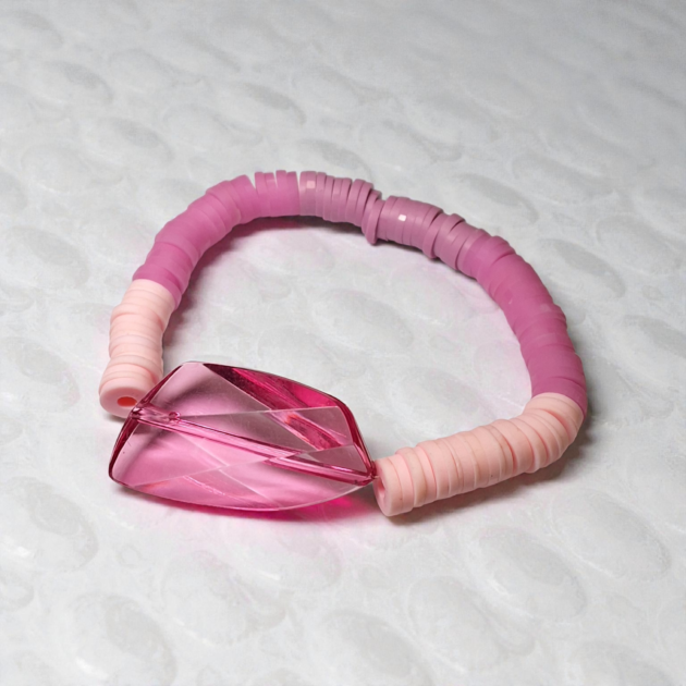 أسوارة وردية بخرز متدرّج وحجر أكريليك شفاف