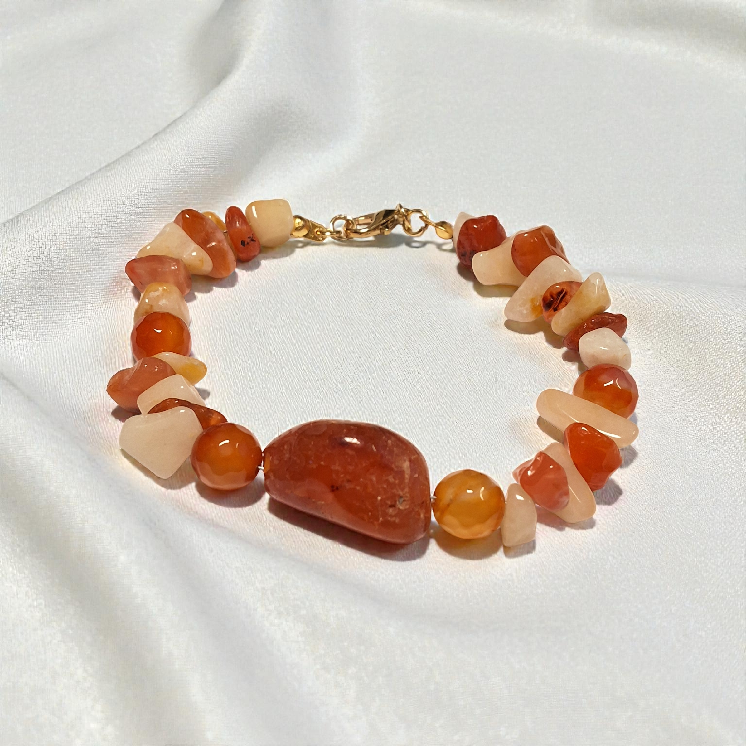 أسوارة من قطع أحجار العقيق بألوان دافئة