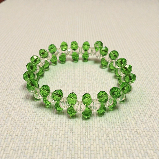 أسوارة كريستال أخضر وأبيض شفاف لامع أنيق مع لمسة أنثوية راقية