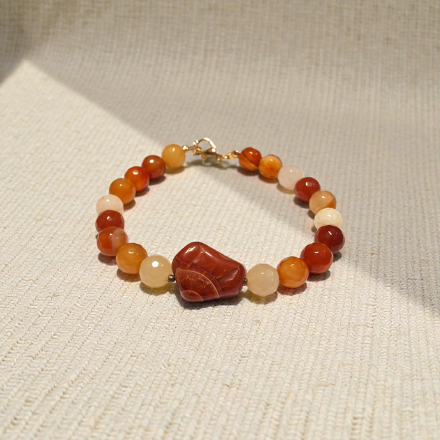 أسوارة من حجر العقيق الطبيعي بدرجات لونية دافئة