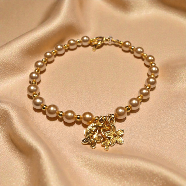 أسوارة لولو ذهبي مع تعليقة معدنية بشكل زهرة