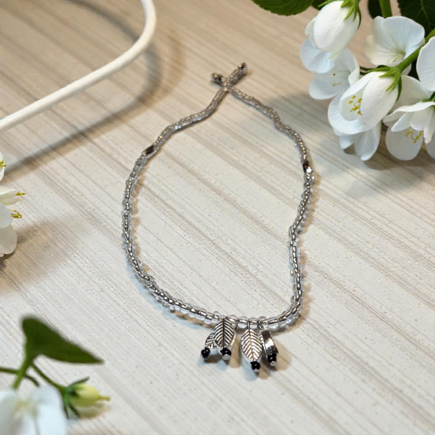 طوق فضي ناعم بأوراق معدنية – تصميم أنيق يومي