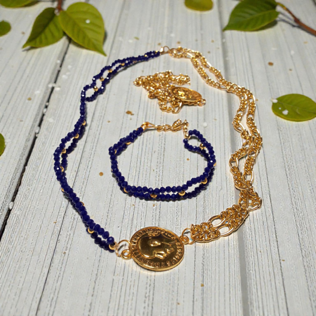 طقم طوق مع أسوارتين كريستال غامق وذهبية أنيقة