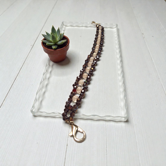 أسوارة خرز عريضة بنمط هندسي وألوان كلاسيكية جذابة