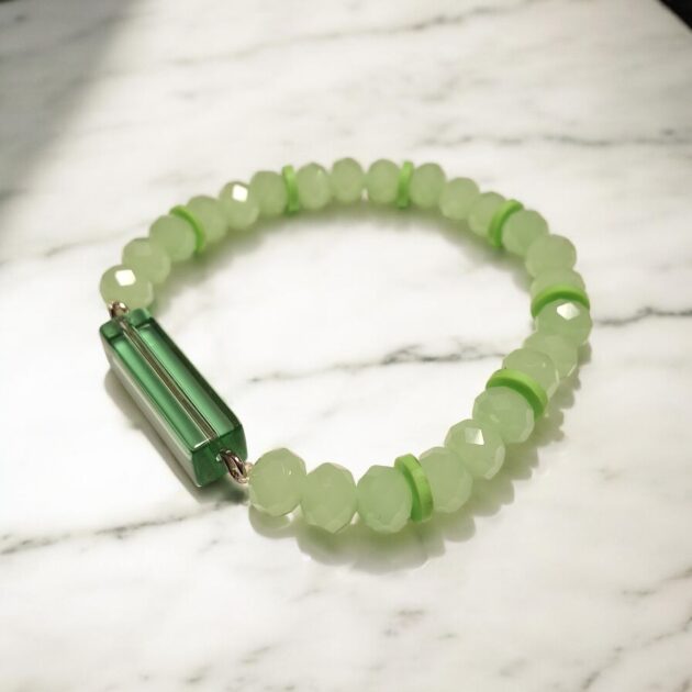 أسوارة خرز أخضر بفاصل حجر كريستال شفاف كبير