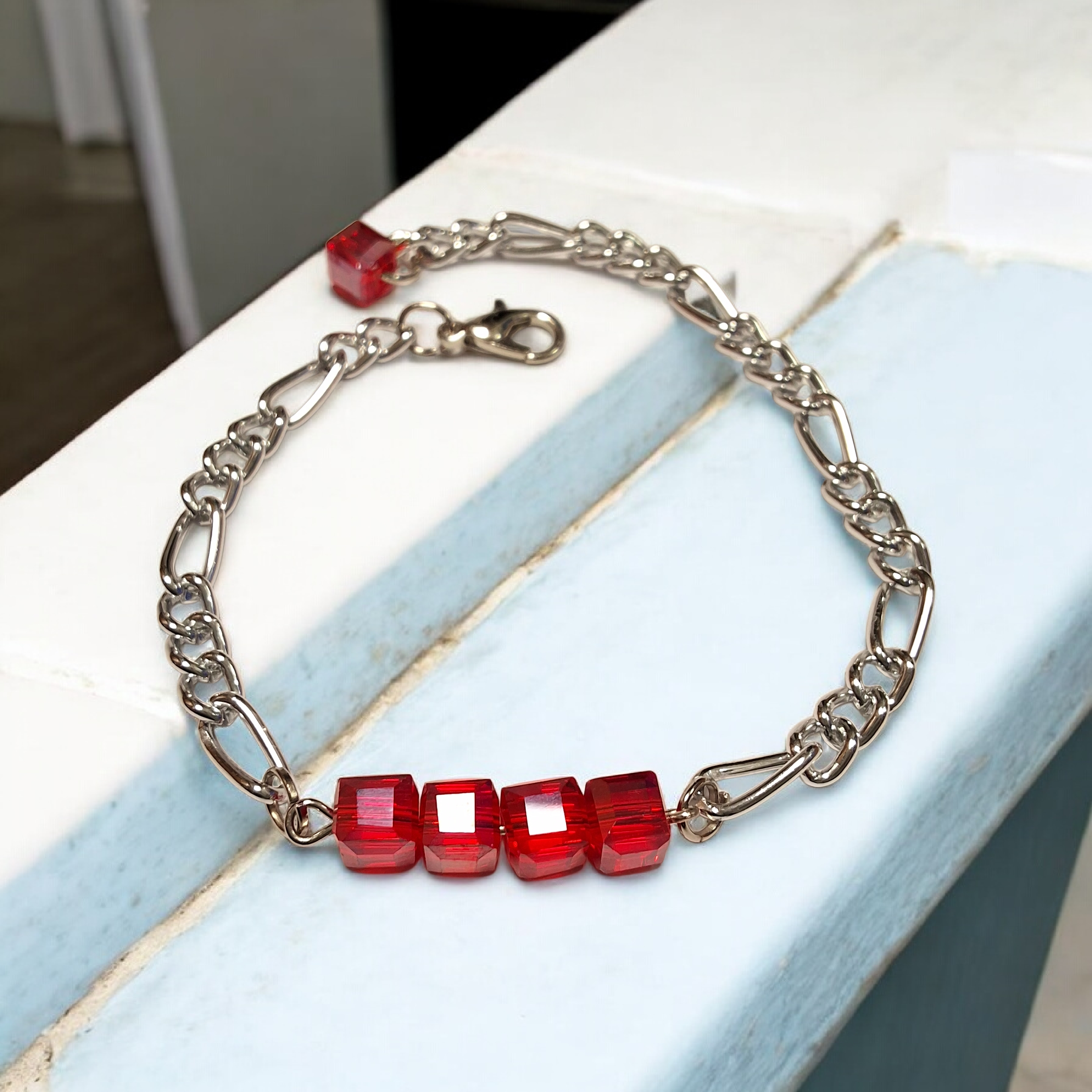 أسوارة سلسلة فضية مع مكعبات كريستال حمراء