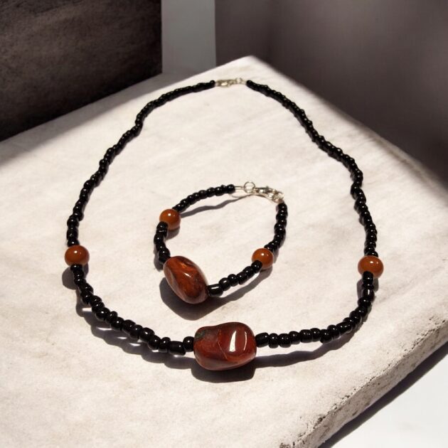 طقم أسوارة وطوق من الخرز الأسود مع حجر بني مصقول