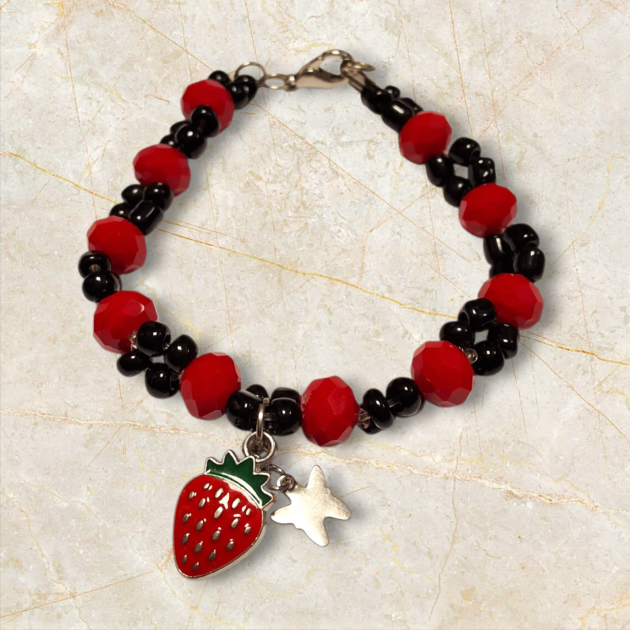 أسوارة خرز أحمر وأسود بتعليقة فراولة ونجمة