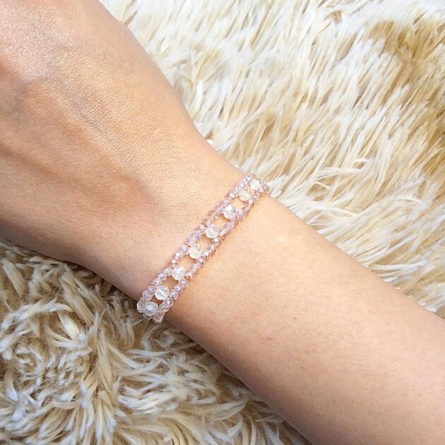 أسوارة كريستال وردي بتصميم ناعم ولمسة أنثوية