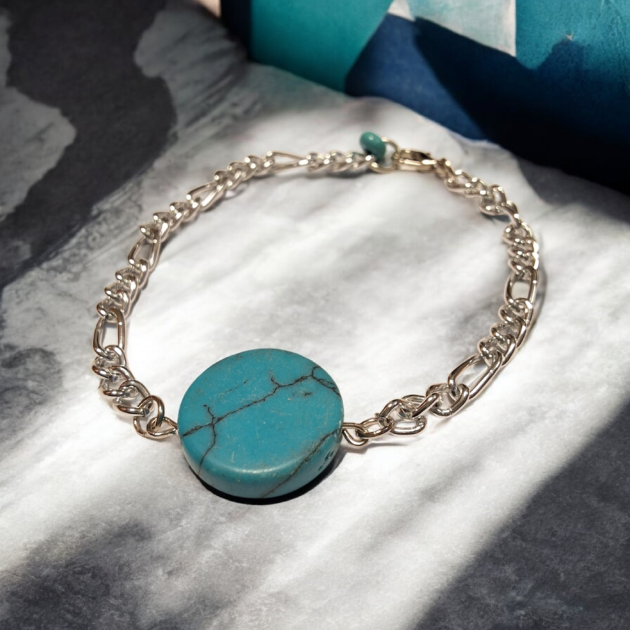 أسوارة جنزير فضي بحجر فيروز دائري كبير في المنتصف