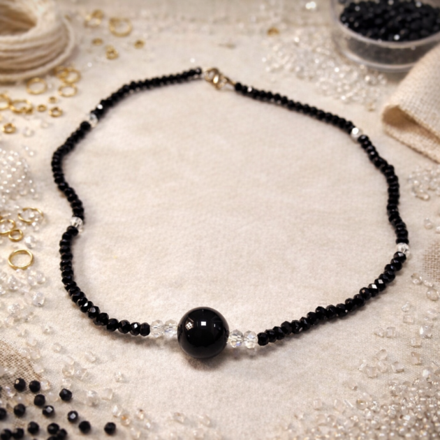 طوق خرز ناعم أسود مع حبة مركزية لامعة