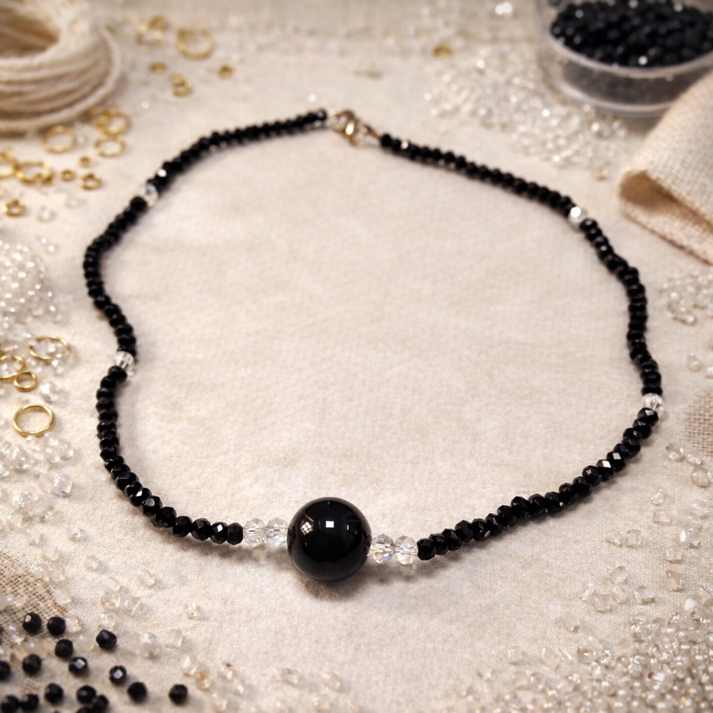 طوق خرز ناعم أسود مع حبة مركزية لامعة