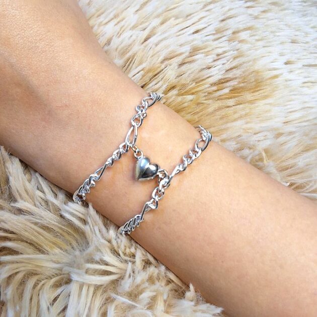 أسوارتين كابلز جنزير فضي مع تعليقة قلب مغناطيسي جذاب