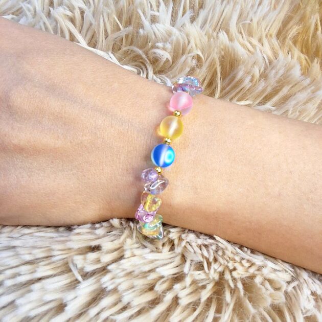 أسوارة من الأحجار الشفافة الملونة مزينة بخرزات مضيئة ملونة