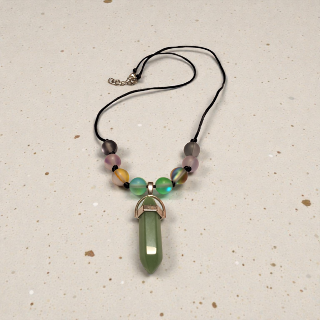 سنسال حجر طاقة أخضر مع حبات خرز ملونة ومضيئة توازن وهدوء داخلي