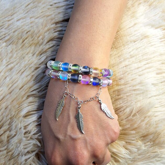 طقم أساور حجر مضيء متعدد الألوان مع تعليقات فضية معتقة ريشة