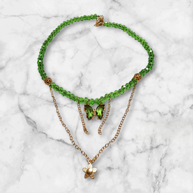 طوق طبقات خرز كريستال أخضر بتعليقة فراشة ونجمة ذهبية
