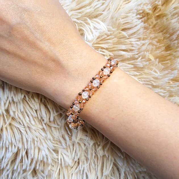 أسوارة خرز كاشمير وكريستال بتصميم حلقات مفرغة على معصم امرأة