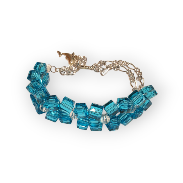 أسوارة خرز كريستال مضلع شفاف بكرات فضية مرصعة فوق خلفية بيضاء