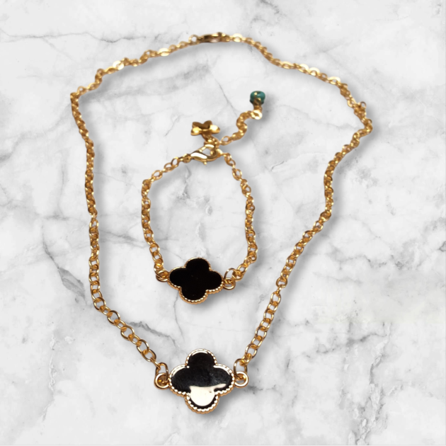 طقم عقد وأسورة بسلسلة ذهبية وتعليقة سوداء