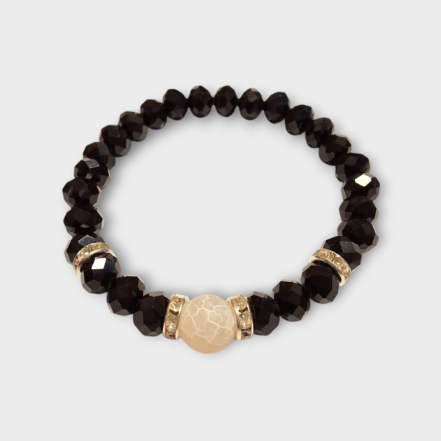 أسوارة خرز كريستال أسود وحجر طبيعي كريمي بفواصل ذهبية مرصعة