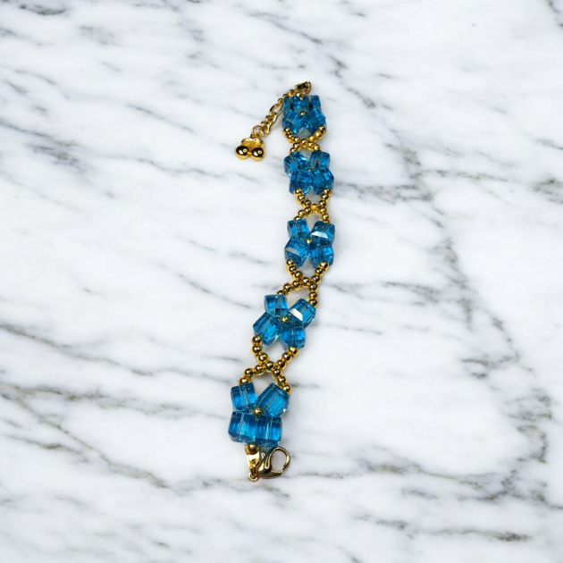 أسوارة كريستال أزرق لازوردي مزينة بخرز ذهبي ناعم