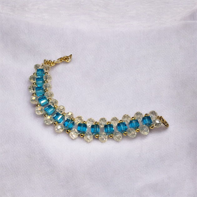 أسوارة كريستال أزرق مع خرز شفاف ولمسات ذهبية