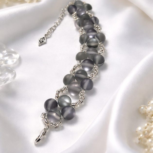 أسوارة حجر أسود شفاف ضبابي مضيء