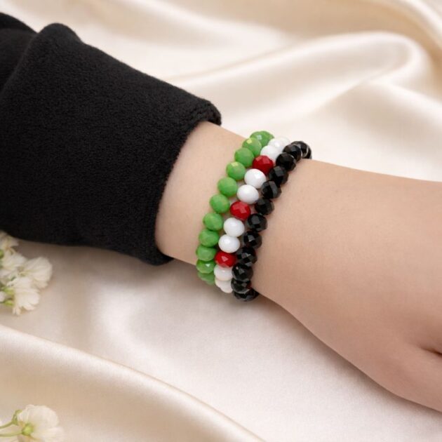 أسوارة بألوان العلم السوري الجديد مكونة من ثلاث قطع