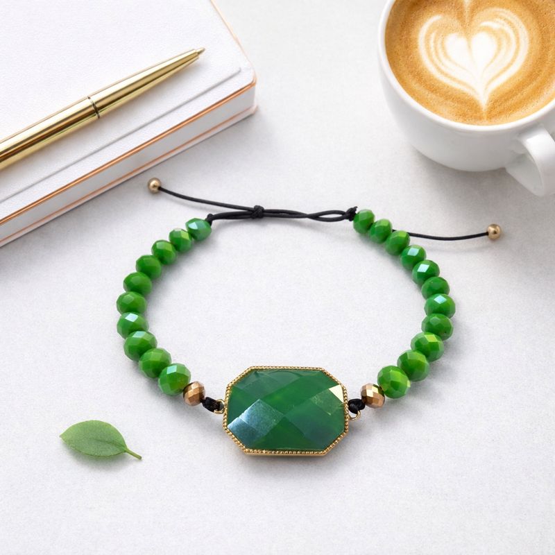 صورة مقرّبة لأسوارة خرز أخضر أنيقة