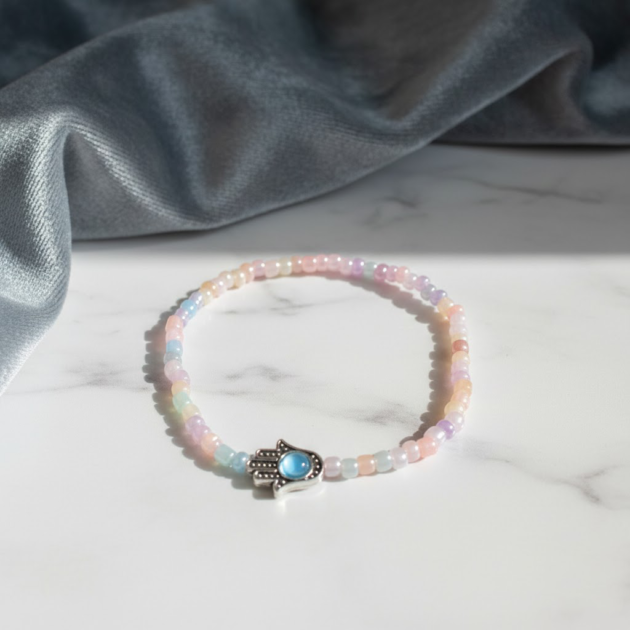 أسوارة خرز باستيل مع تعليقة كفّ وخرزة زرقاء