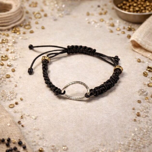 أسوارة خيط سحب سوداء بحلقة فضية مركزية