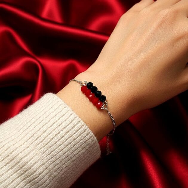 أسوارة فضية بصفوف كريستال أحمر وأسود على معصم امرأة