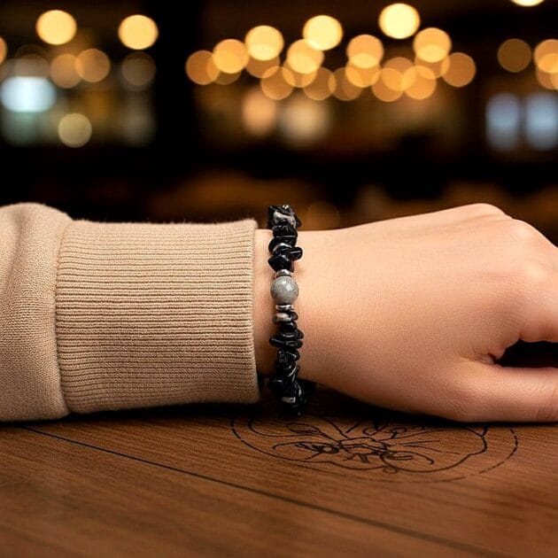 أسوارة أحجار أونيكس سوداء مكسرة وحجر رمادي على معصم امرأة