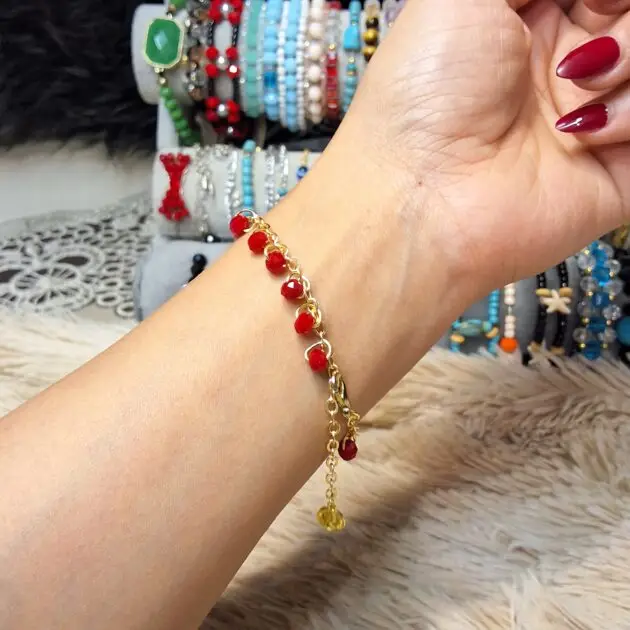 أسوارة خرز حمراء بتفاصيل ذهبية