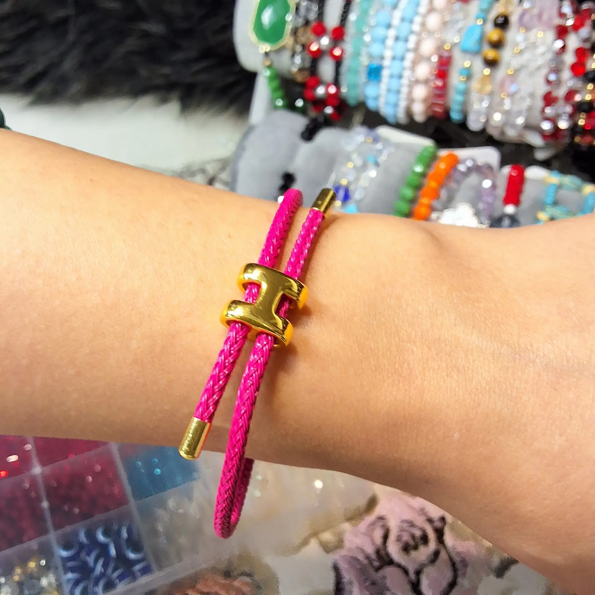 أسوارة هرمز بتفصيل أنيق ولمسة عصرية – متوفرة بستة ألوان